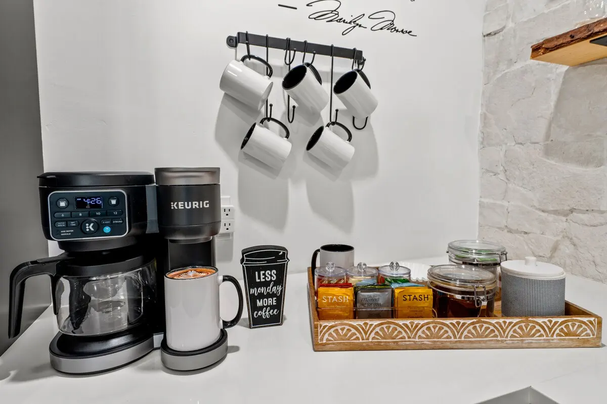 Morning made easy with your own coffee + tea bar! Choose between a fresh brew or a quick Keurig, then sip under a quote from Marilyn herself ☕✨