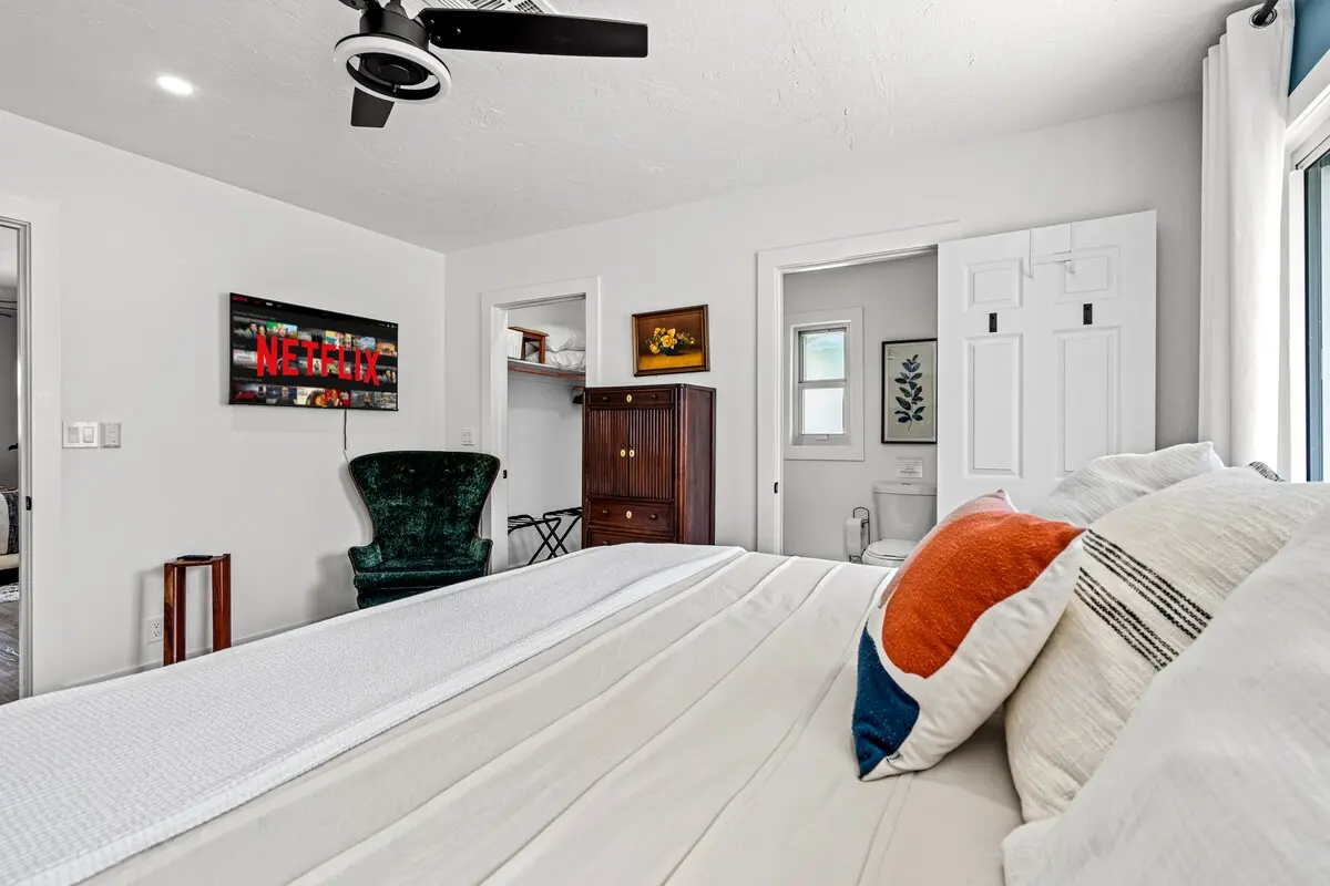 Stretch out on the king bed, queue up Netflix, and unwind. A cozy reading nook + ensuite bath make this the ultimate vacation escape.