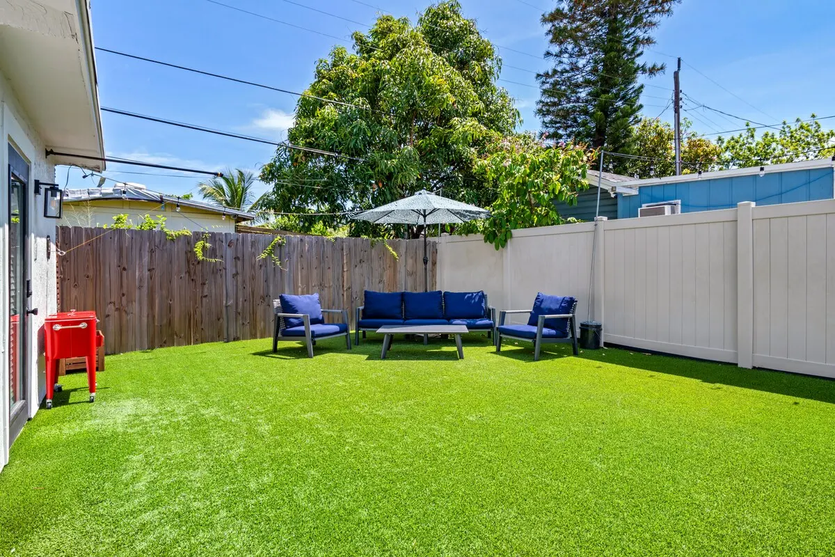 Room to play or unwind ✨ Our turf yard is perfect for a sun-soaked lounge sesh or a round of hook ring or cornhole!